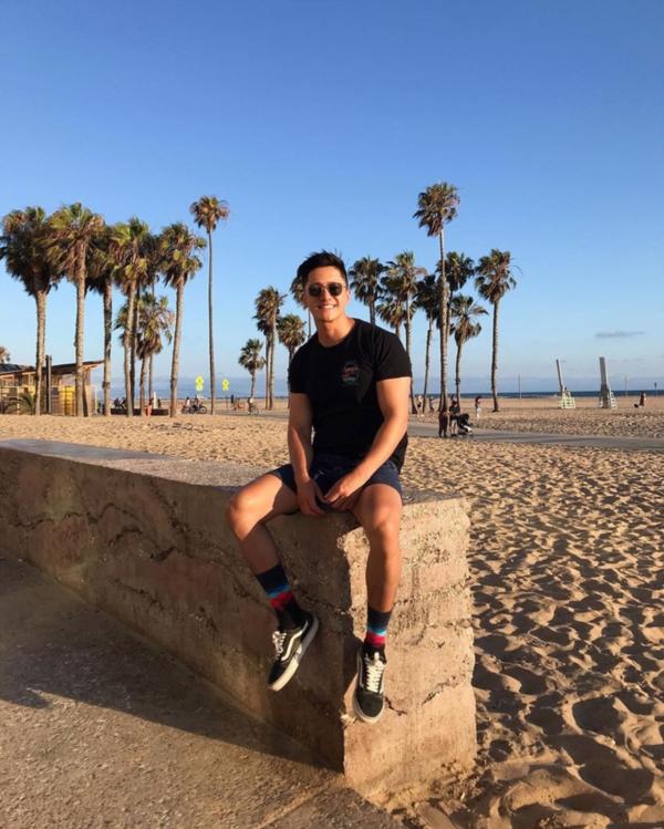 Chỉ một bức ảnh chụp chớp nhoáng, thầy giáo bất ngờ nổi như cồn nhờ ngoại hình đẹp bất chấp camera thường-5