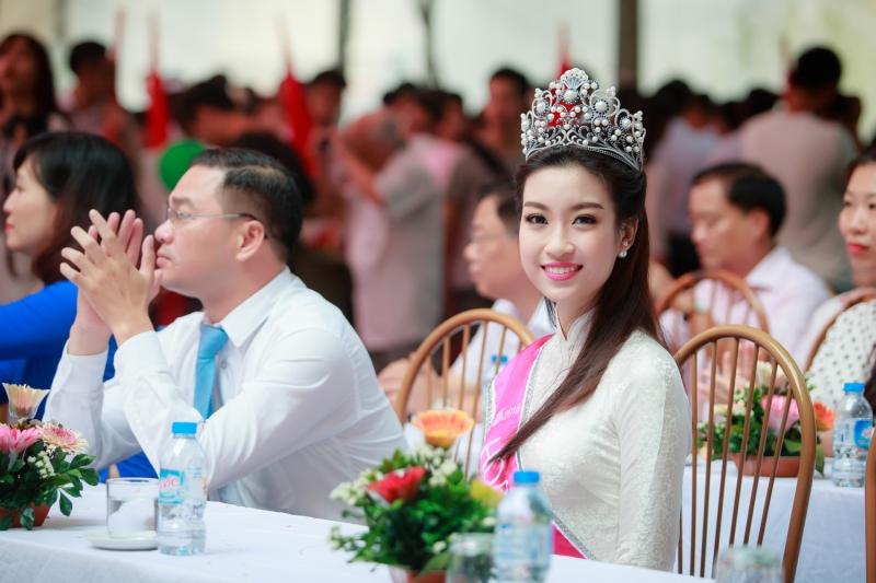 Lương Thùy Linh đăng quang Miss World Vietnam 2019, một lần nữa thiên hạ phải trầm trồ về Đại học Ngoại thương-7