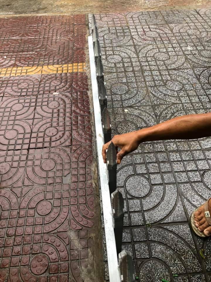 Một gia đình lắp rào chắn trên vỉa hè bằng chông nhọn hoắt để… trả thù hàng xóm-6