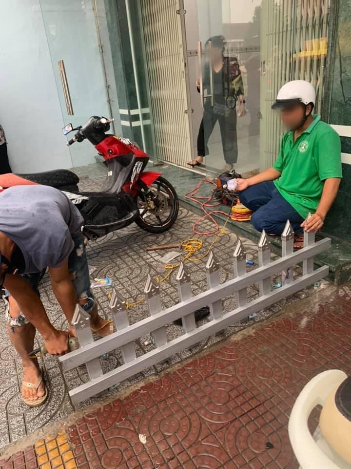 Một gia đình lắp rào chắn trên vỉa hè bằng chông nhọn hoắt để… trả thù hàng xóm-7
