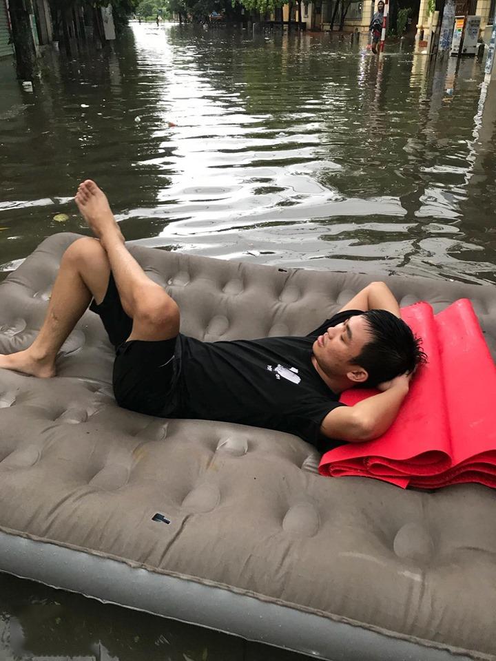 Bức ảnh hot nhất ngày mưa bão: 2 thanh niên thả bè giữa phố rồi nằm ôm nhau tâm sự chuyện đời-1
