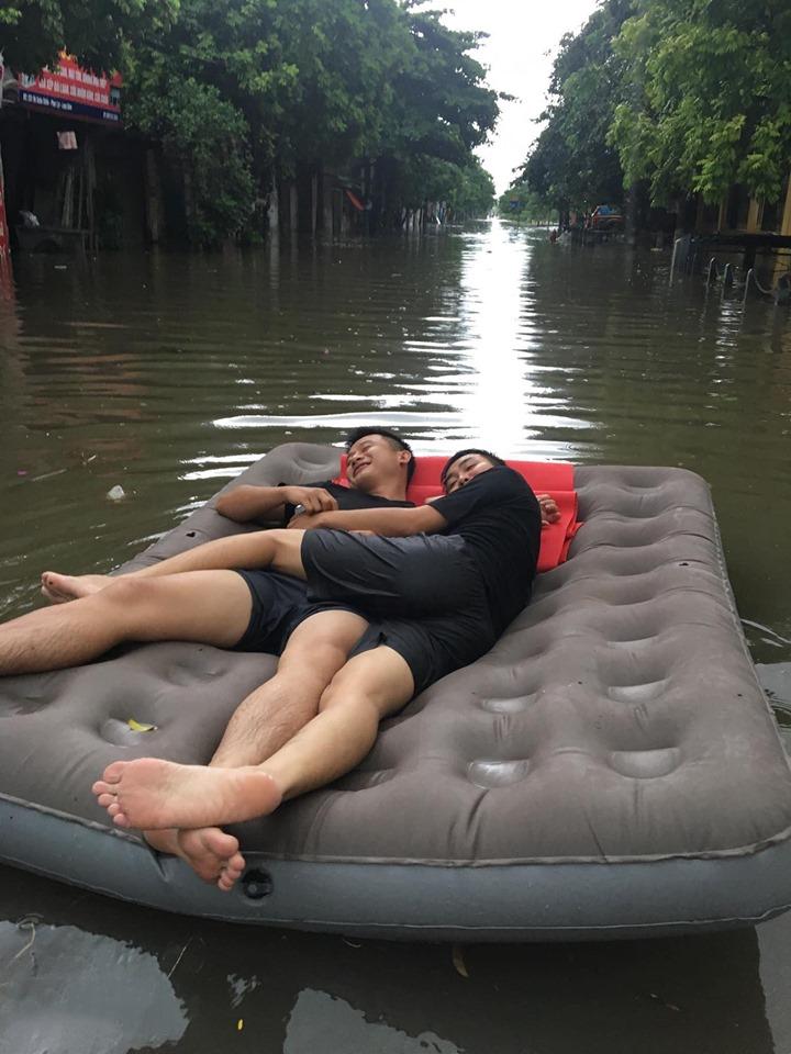 Bức ảnh hot nhất ngày mưa bão: 2 thanh niên thả bè giữa phố rồi nằm ôm nhau tâm sự chuyện đời-2