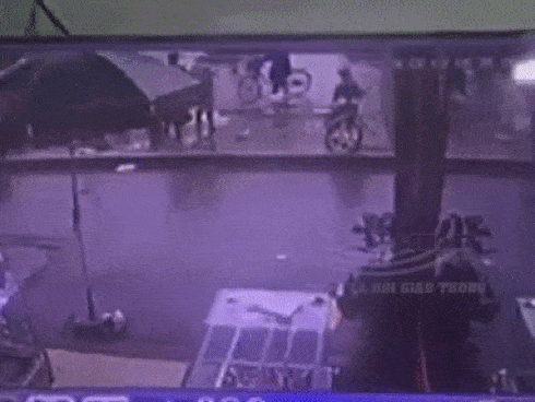 Clip: Khoảnh khắc xe giường nằm lao như tên bắn vào chợ khiến 4 người thiệt mạng-1