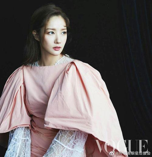 Park Min Young đụng hàng với Địch Lệ Nhiệt Ba: em thì xinh lung linh, chị như mới đi đánh lộn-2