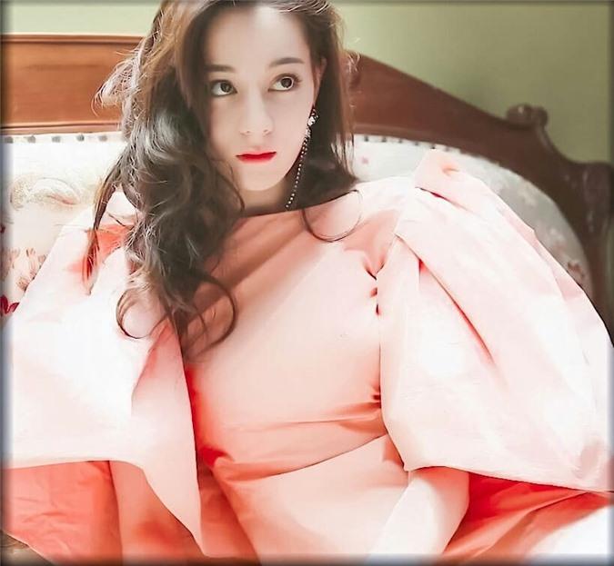 Park Min Young đụng hàng với Địch Lệ Nhiệt Ba: em thì xinh lung linh, chị như mới đi đánh lộn-4