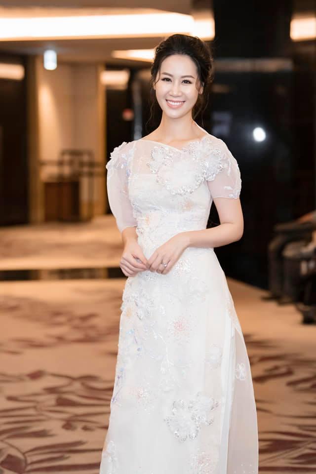 Đăng ảnh lấp ló vòng một, MC Dự báo thời tiết gây bão mạng ngày mưa gió-3