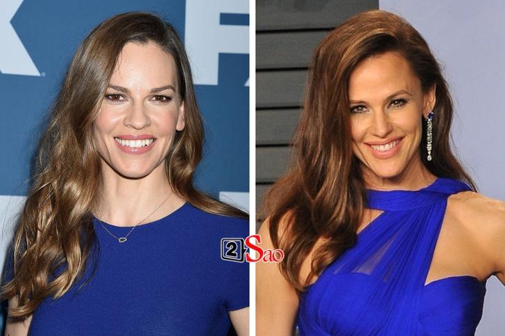 Hilary Swank với Jennifer Garner cười lại càng giống nhau.