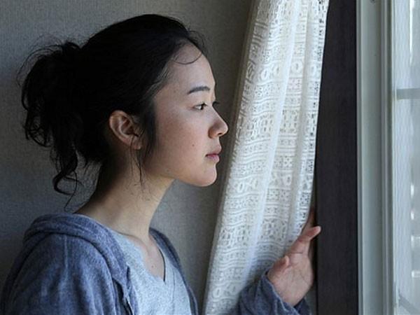 Mải mê bên nhân tình, nửa đêm mò về thấy vợ ngủ cạnh đàn ông lạ-1