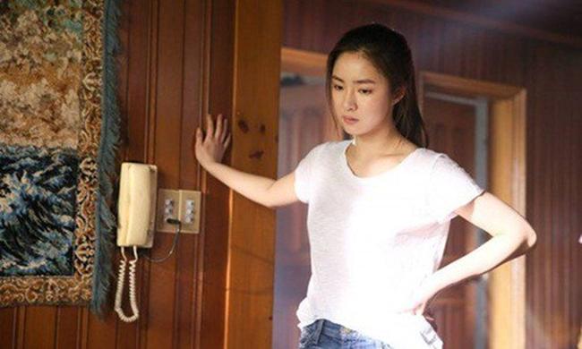 Mải mê bên nhân tình, nửa đêm mò về thấy vợ ngủ cạnh đàn ông lạ-2