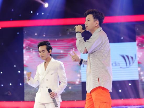 Khán giả ngất ngây khi nghe Ngô Kiến Huy song ca ngọt lịm cùng 'hot boy kẹo kéo'