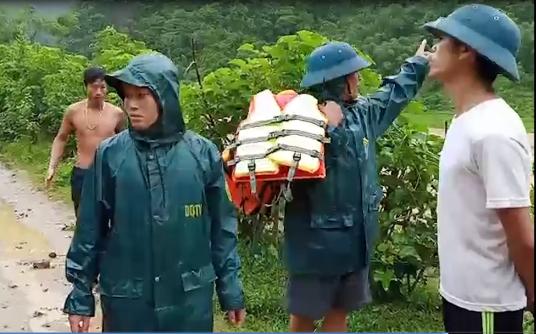 Phút sinh tử của người đàn ông Thanh Hóa đu cây trong lũ dữ-5