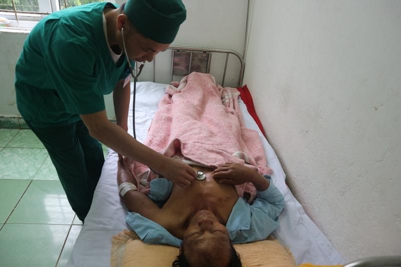 Phút sinh tử của người đàn ông Thanh Hóa đu cây trong lũ dữ-2