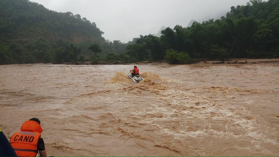 Phút sinh tử của người đàn ông Thanh Hóa đu cây trong lũ dữ-4