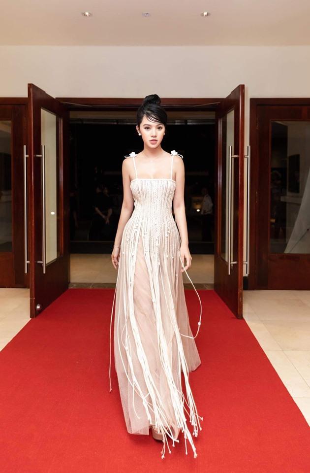 Đụng váy xuyên thấu lộ cả nội y nhưng Đỗ Mỹ Linh - Sam - Jolie Nguyễn vẫn đẹp bất chấp-8