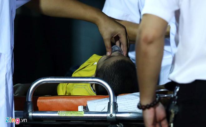 Cảnh sát cơ động cho bé trai cắn tay để tránh bị nuốt lưỡi-2