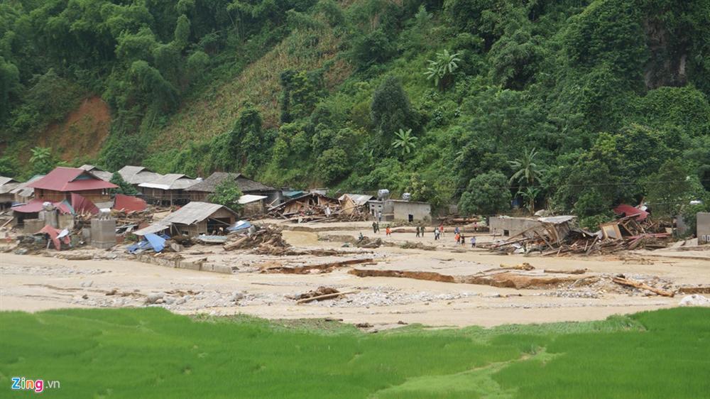 Bản làng tan hoang, người dân gào khóc sau trận lũ dữ-1