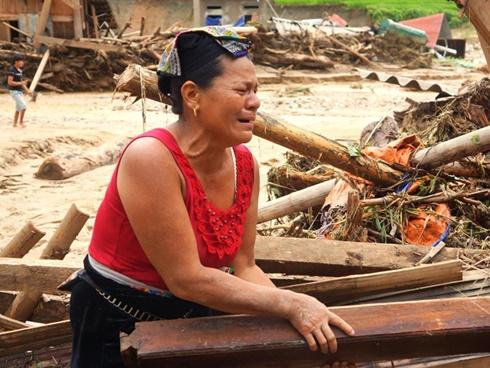 Bản làng tan hoang, người dân gào khóc sau trận lũ dữ