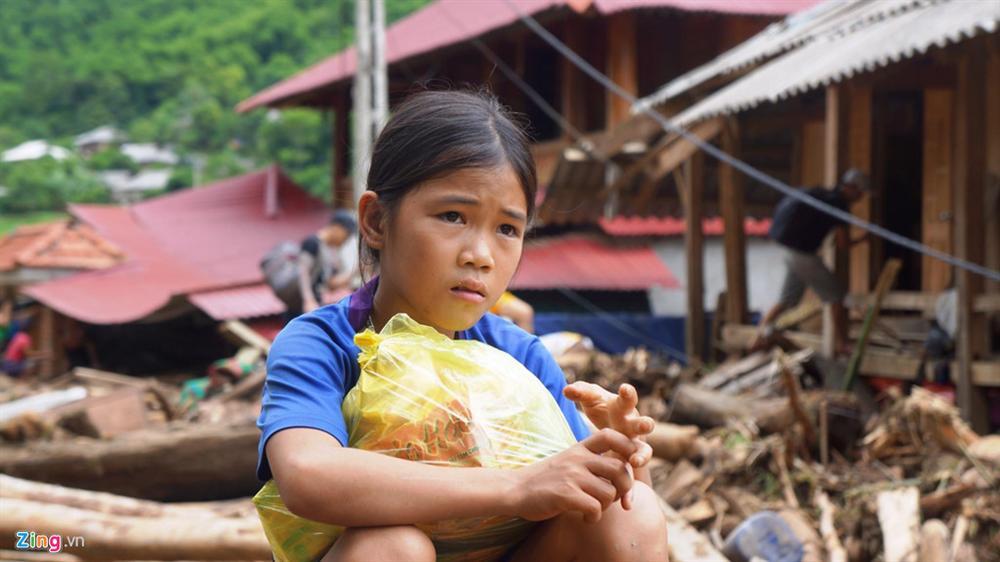 Bản làng tan hoang, người dân gào khóc sau trận lũ dữ-10