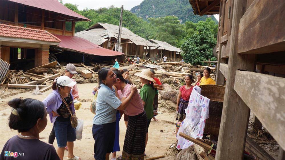 Bản làng tan hoang, người dân gào khóc sau trận lũ dữ-7