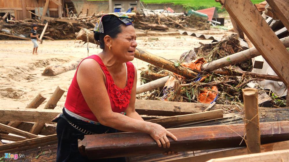 Bản làng tan hoang, người dân gào khóc sau trận lũ dữ-9