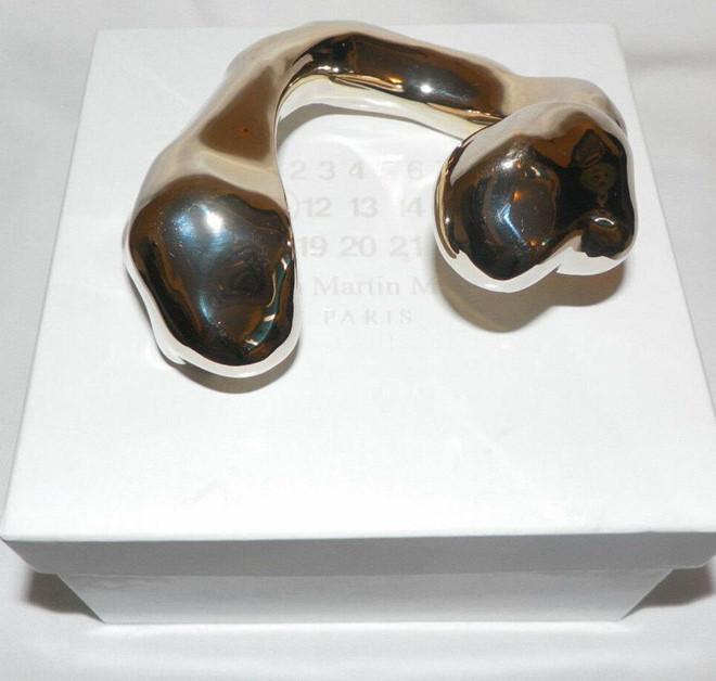 Đồng hồ không mặt và loạt phụ kiện kỳ dị giá cao nhưng vẫn cháy hàng-5