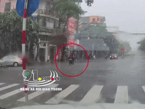 Clip: Vượt đèn đỏ giữa trời mưa lớn, cô gái bị taxi hất văng ra rồi trượt dài trên đường