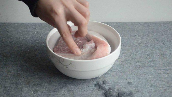 Ngâm nước trực tiếp để rã đông làm thịt nhạt, làm theo cách này thịt luôn tươi ngon-1