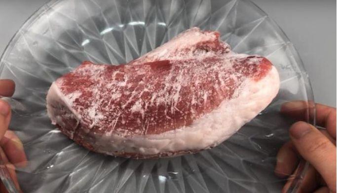 Ngâm nước trực tiếp để rã đông làm thịt nhạt, làm theo cách này thịt luôn tươi ngon-2