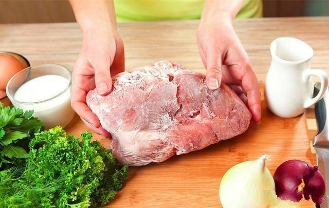 Ngâm nước trực tiếp để rã đông làm thịt nhạt, làm theo cách này thịt luôn tươi ngon-3