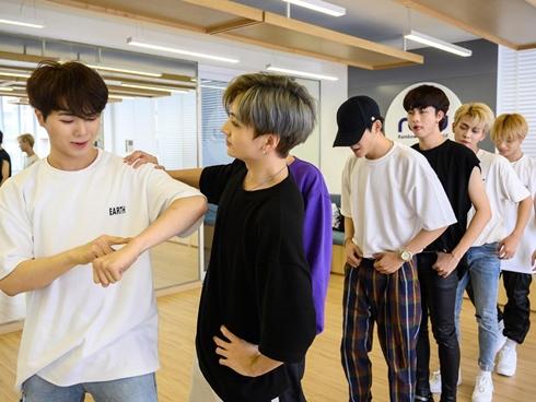 7 chàng trai Việt luyện tập 16 giờ mỗi ngày tại Hàn Quốc để làm ca sĩ