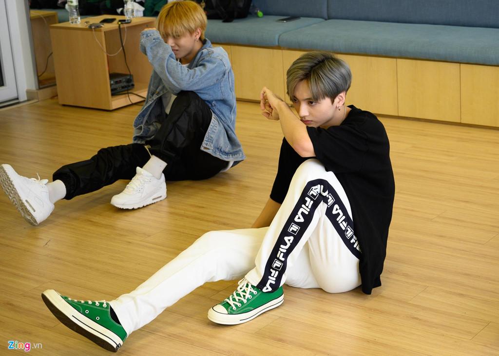 7 chàng trai Việt luyện tập 16 giờ mỗi ngày tại Hàn Quốc để làm ca sĩ-7