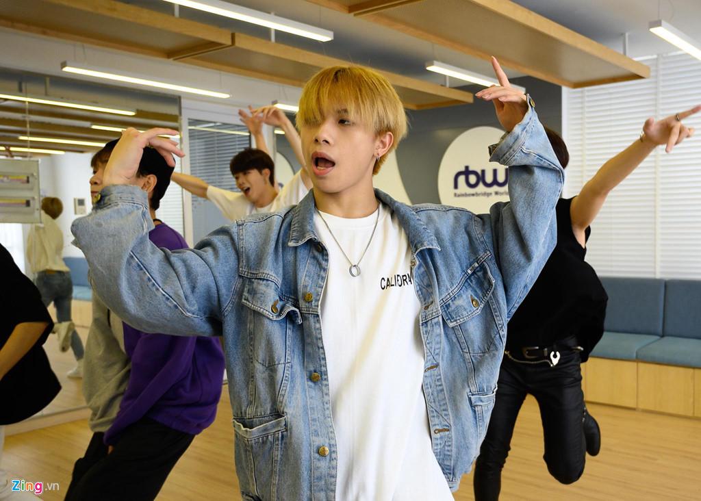 7 chàng trai Việt luyện tập 16 giờ mỗi ngày tại Hàn Quốc để làm ca sĩ-6