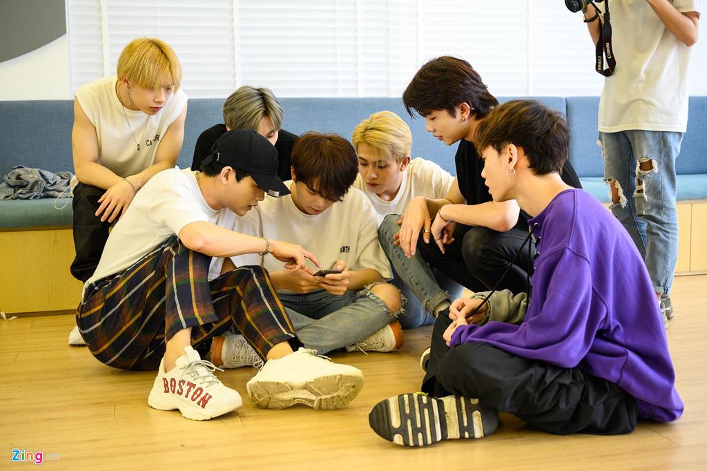 7 chàng trai Việt luyện tập 16 giờ mỗi ngày tại Hàn Quốc để làm ca sĩ-3