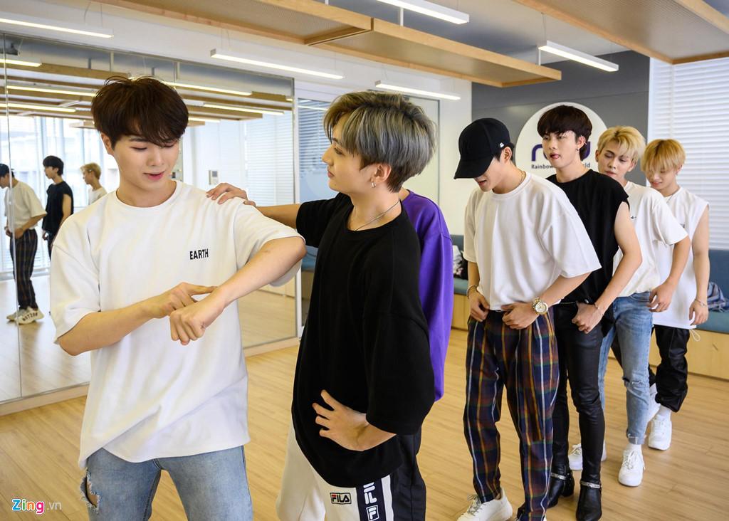 7 chàng trai Việt luyện tập 16 giờ mỗi ngày tại Hàn Quốc để làm ca sĩ-1