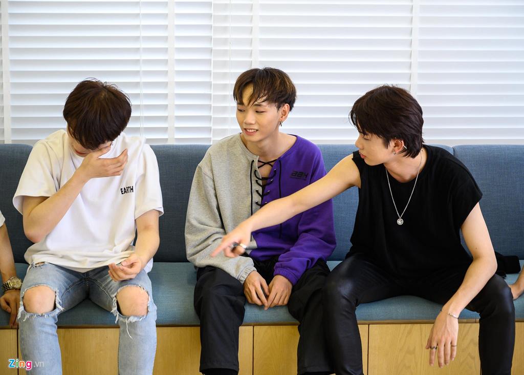 7 chàng trai Việt luyện tập 16 giờ mỗi ngày tại Hàn Quốc để làm ca sĩ-4