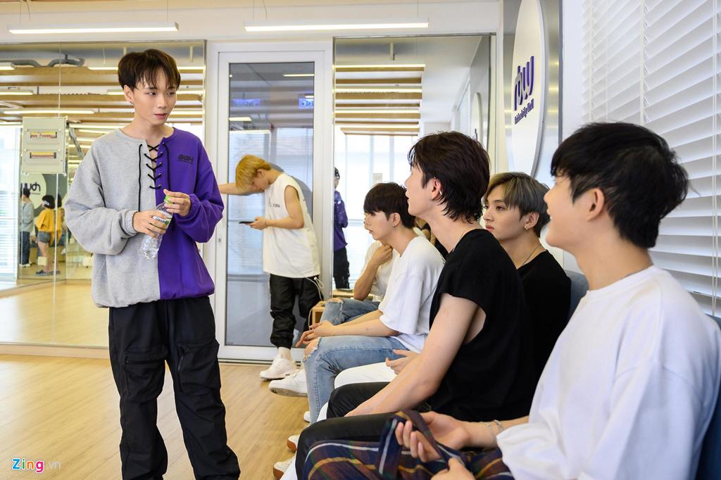 7 chàng trai Việt luyện tập 16 giờ mỗi ngày tại Hàn Quốc để làm ca sĩ-5