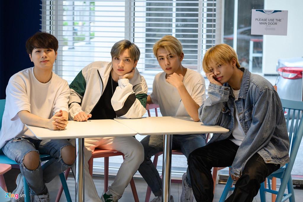 7 chàng trai Việt luyện tập 16 giờ mỗi ngày tại Hàn Quốc để làm ca sĩ-8