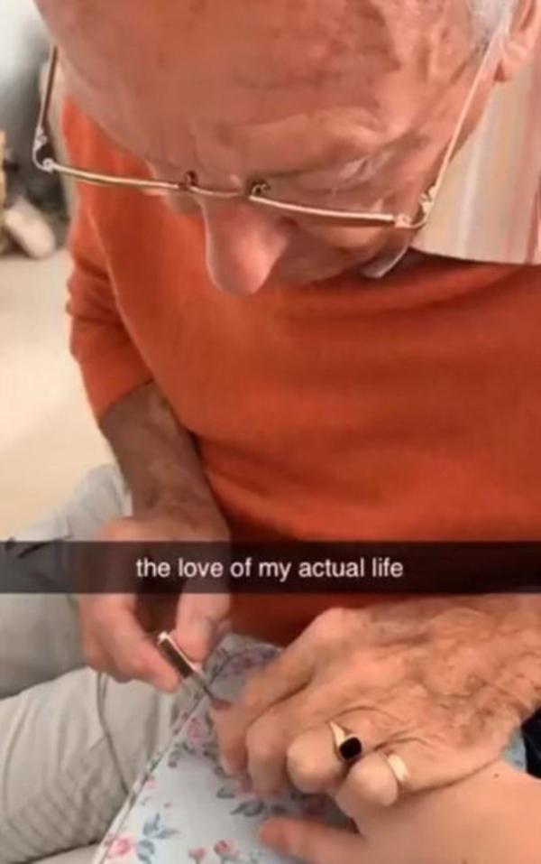 Cặm cụi ngồi sơn móng cho cháu gái, người ông tâm lý khiến dân mạng tan chảy-1