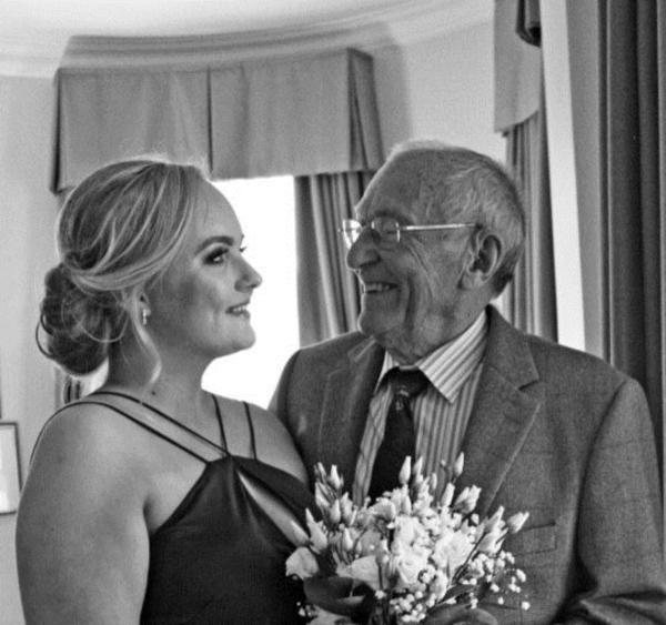 Cặm cụi ngồi sơn móng cho cháu gái, người ông tâm lý khiến dân mạng tan chảy-2