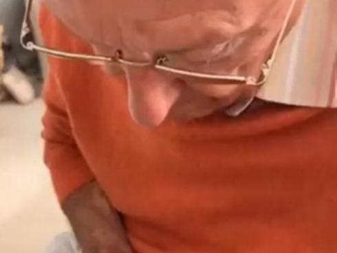 Cặm cụi ngồi sơn móng cho cháu gái, người ông tâm lý khiến dân mạng 'tan chảy'