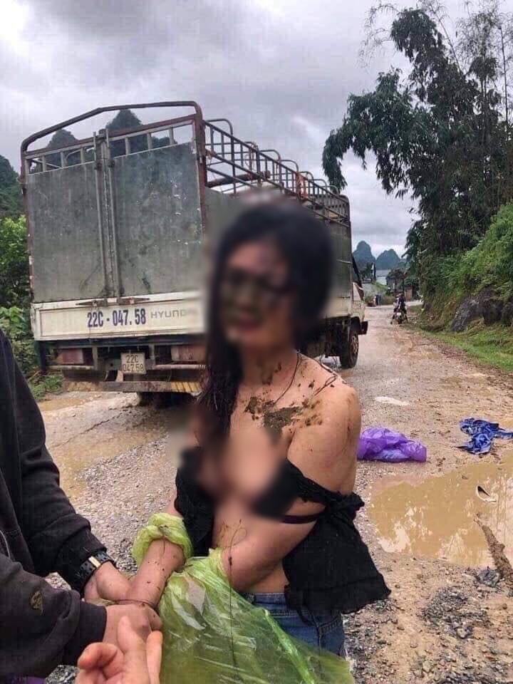 Mặc mưa bão, nhóm người vẫn lột áo, cắt tóc, ném chất thải đầy người cô gái trẻ nghi là con giáp thứ 13-2