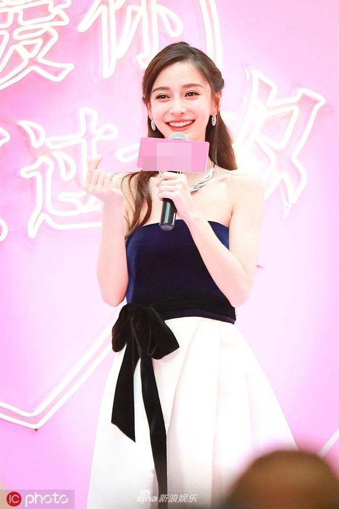 Ở loạt ảnh cam thường, nhan sắc Angela Baby vẫn đẹp bất chấp nhưng thân hình da bọc xương thì bao giờ mới cải thiện được đây?-1