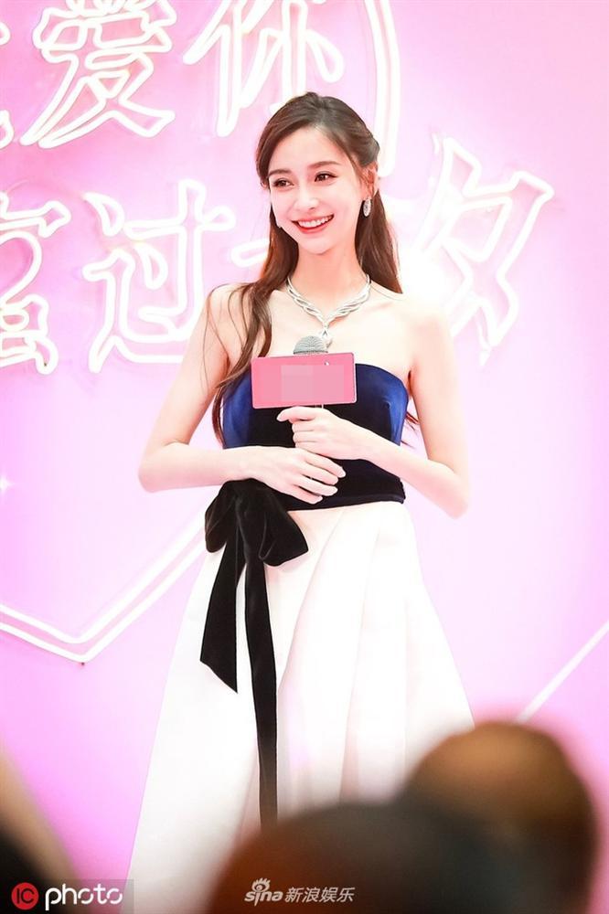 Ở loạt ảnh cam thường, nhan sắc Angela Baby vẫn đẹp bất chấp nhưng thân hình da bọc xương thì bao giờ mới cải thiện được đây?-2