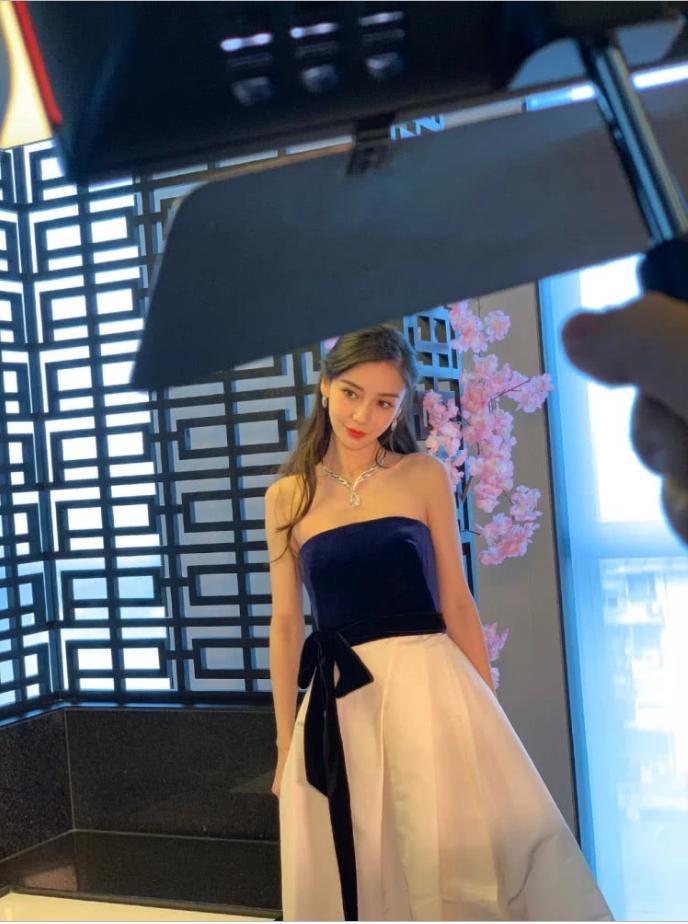 Ở loạt ảnh cam thường, nhan sắc Angela Baby vẫn đẹp bất chấp nhưng thân hình da bọc xương thì bao giờ mới cải thiện được đây?-4