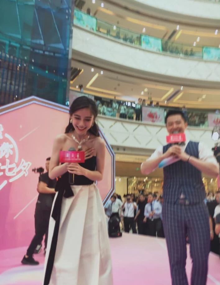 Ở loạt ảnh cam thường, nhan sắc Angela Baby vẫn đẹp bất chấp nhưng thân hình da bọc xương thì bao giờ mới cải thiện được đây?-7