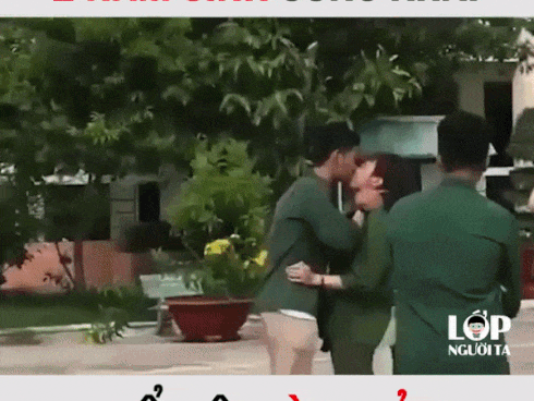 Công khai hôn nhau giữa sân trường, cặp đồng tính nam nhận về phản ứng bất ngờ từ bạn bè