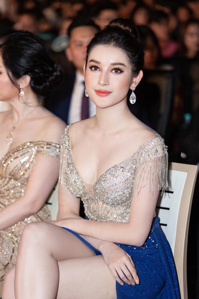 Biểu cảm cứng đơ chụp trăm kiểu như một, Huyền My bị fan nhận xét: Vô hồn chẳng khác nào tượng sáp-1