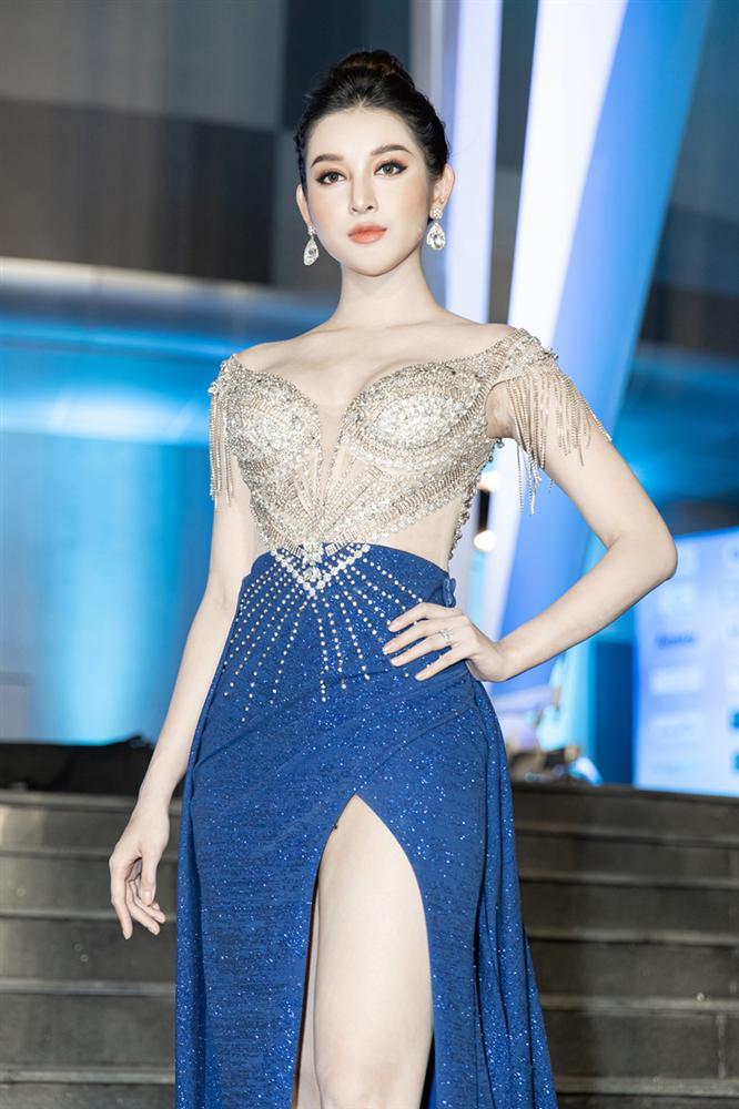 Biểu cảm cứng đơ chụp trăm kiểu như một, Huyền My bị fan nhận xét: Vô hồn chẳng khác nào tượng sáp-2