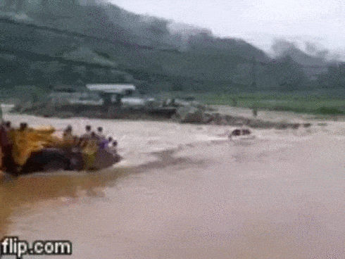 Clip: Nam thanh niên phóng xe máy với tốc độ bàn thờ, húc tung barie rồi bị tàu hỏa đâm trực diện-3