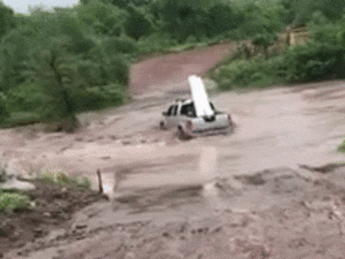 Clip: Mặc nước lũ cuồn cuộn dưới chân, quan viên hai họ vẫn ngồi ăn cưới, nâng ly chúc tụng như không có gì xảy ra-2